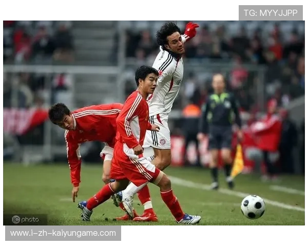 中场直塞+插上头球形成默契配合得分引来掌声的故事